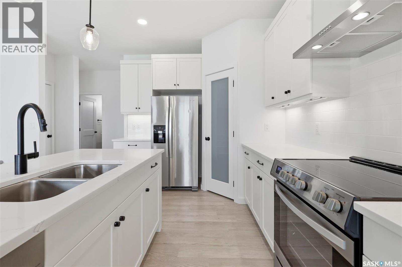104 Forsey Avenue, Saskatoon, SK - Indoor Photo Showing Kitchen With Double Sink With Upgraded Kitchen