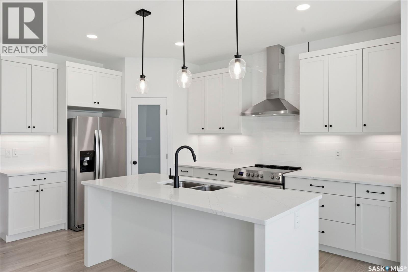 104 Forsey Avenue, Saskatoon, SK - Indoor Photo Showing Kitchen With Double Sink With Upgraded Kitchen