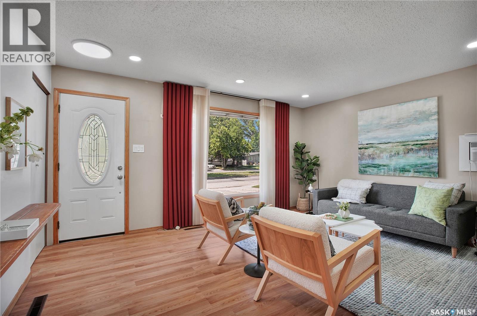 2945 Preston Avenue S, Saskatoon, SK - Indoor Photo Showing Living Room