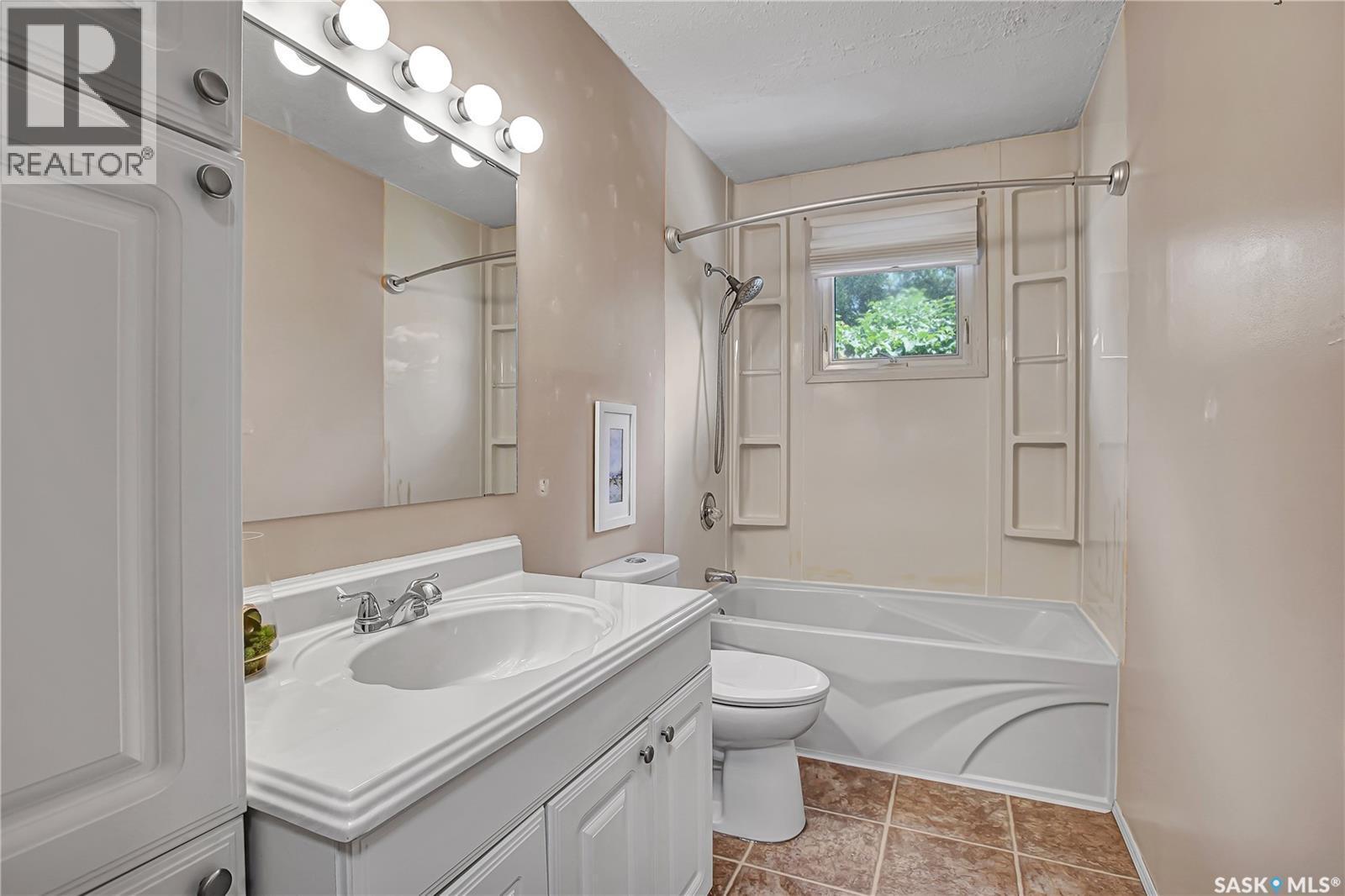 2945 Preston Avenue S, Saskatoon, SK - Indoor Photo Showing Bathroom