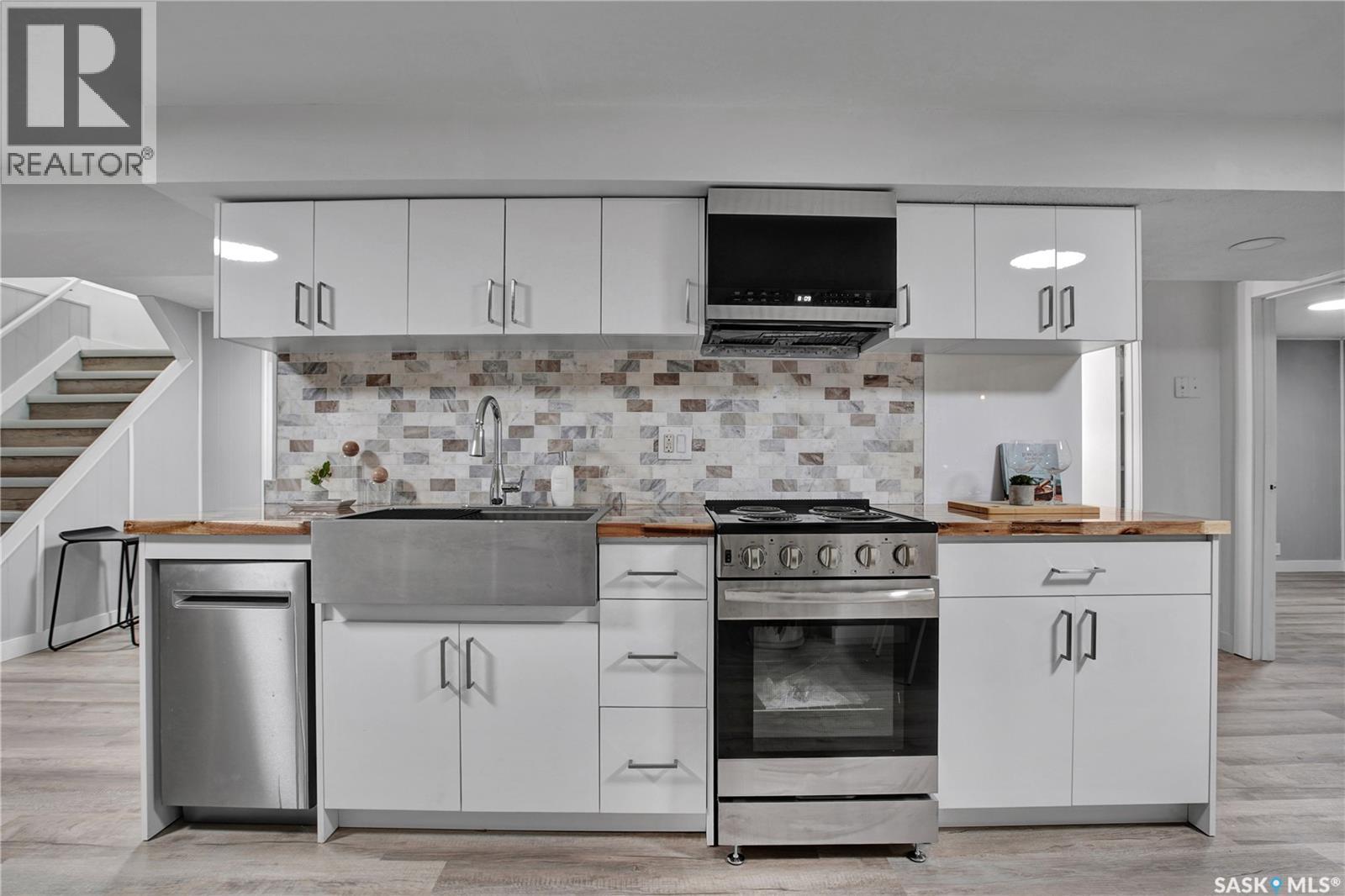 2945 Preston Avenue S, Saskatoon, SK - Indoor Photo Showing Kitchen With Upgraded Kitchen