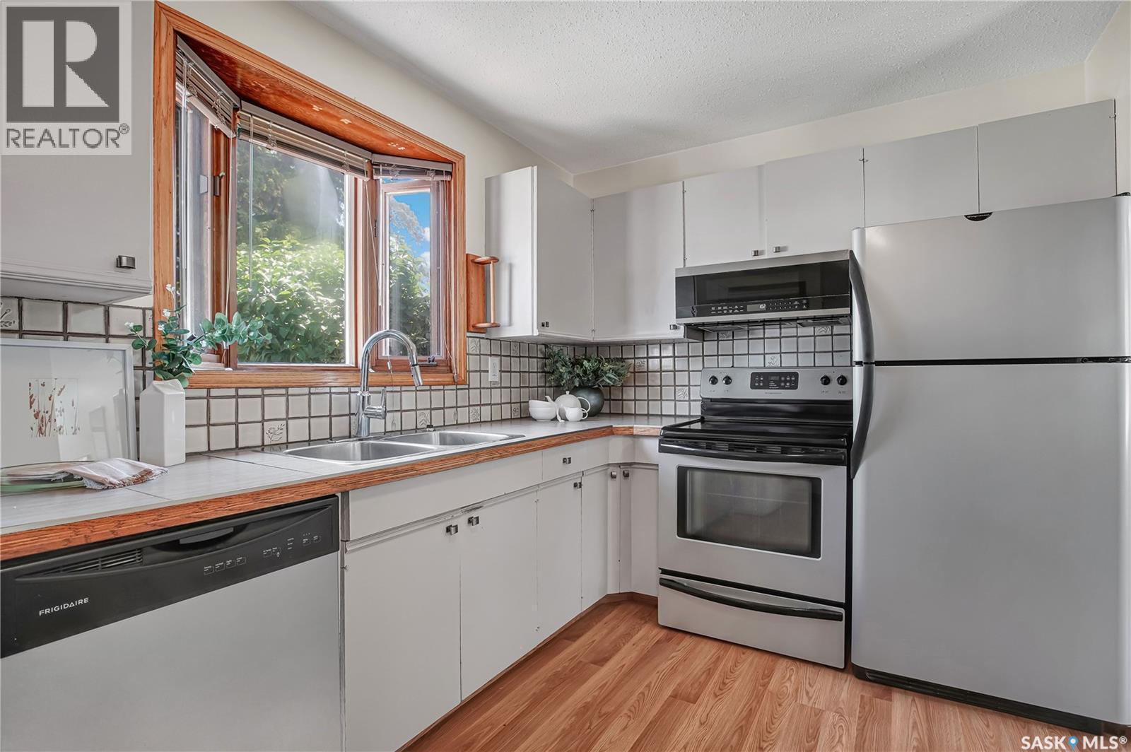 2945 Preston Avenue S, Saskatoon, SK - Indoor Photo Showing Kitchen With Double Sink