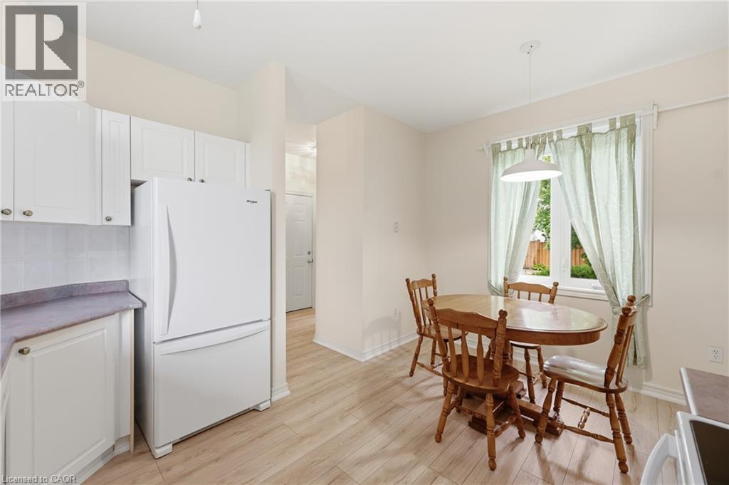 98 Sunibel Drive E, Glanbrook, ON - Indoor Photo Showing Dining Room