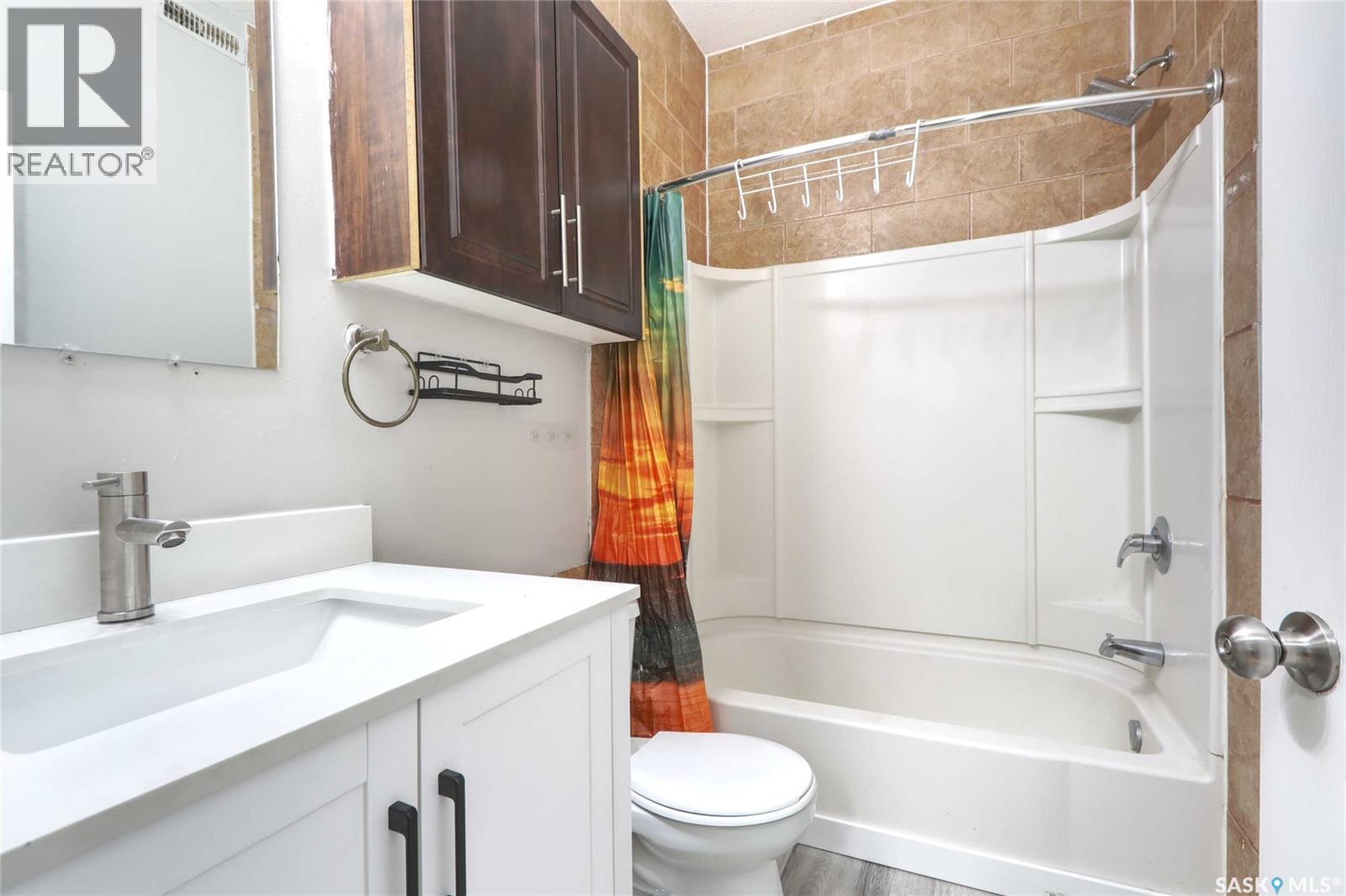 741 Garnet Street, Regina, SK - Indoor Photo Showing Bathroom