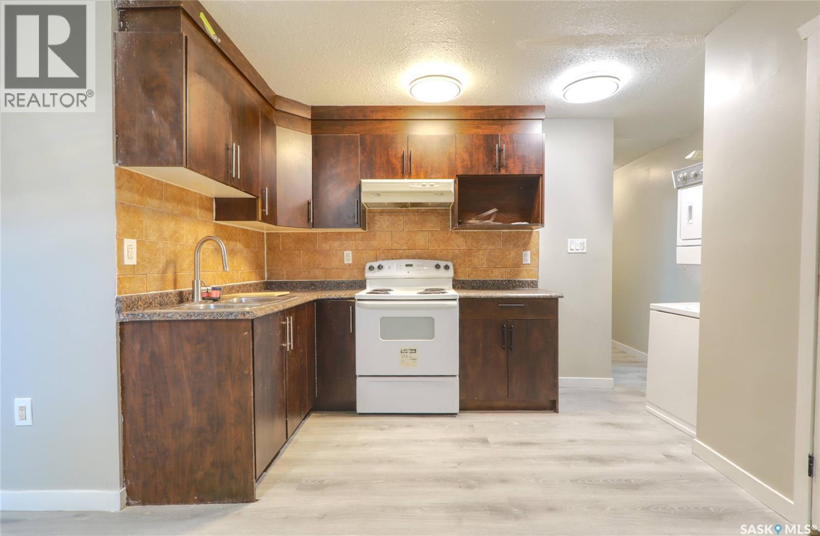 741 Garnet Street, Regina, SK - Indoor Photo Showing Kitchen