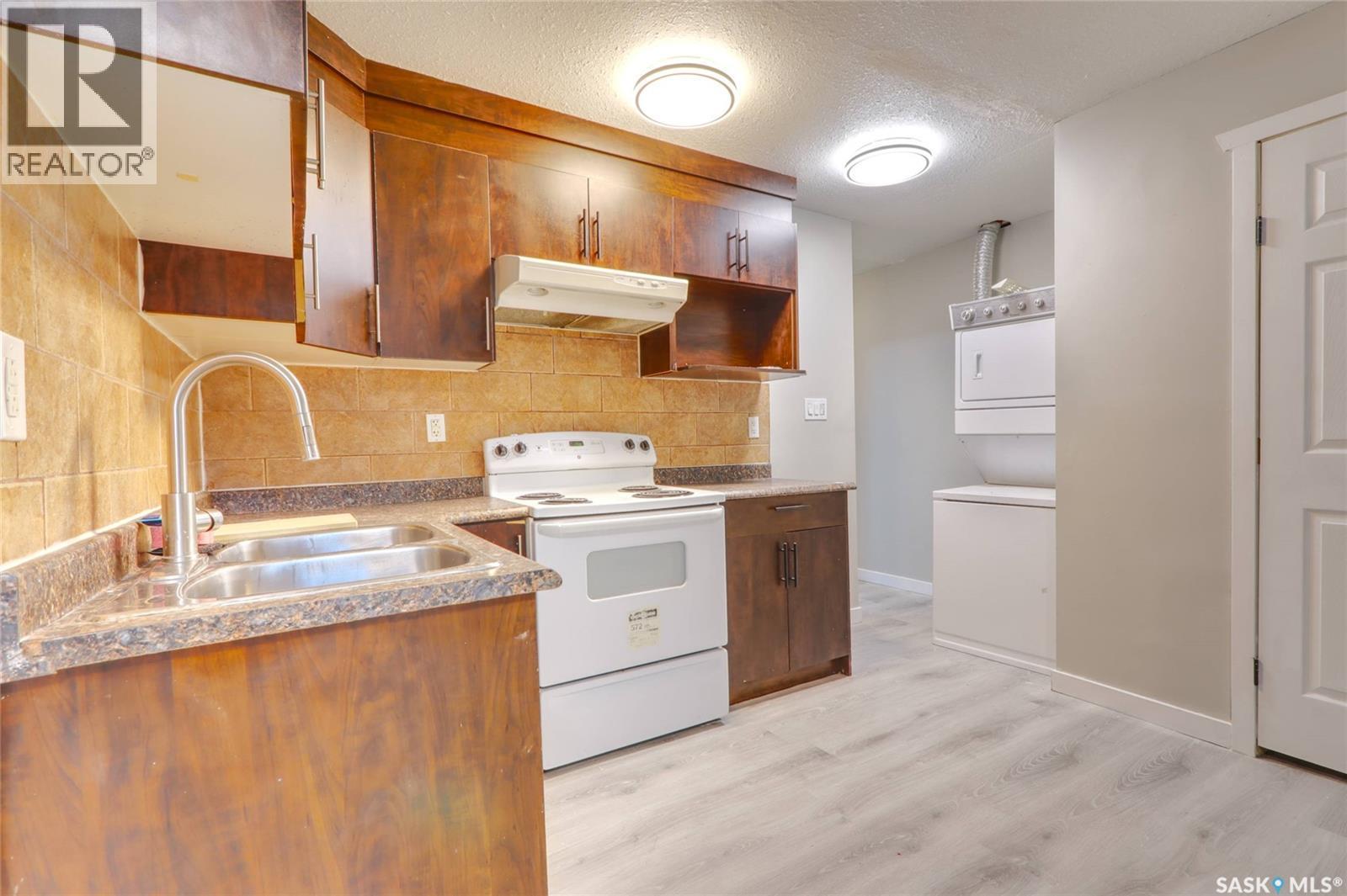 741 Garnet Street, Regina, SK - Indoor Photo Showing Kitchen With Double Sink