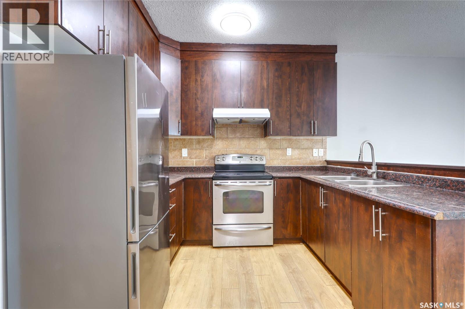 741 Garnet Street, Regina, SK - Indoor Photo Showing Kitchen With Double Sink