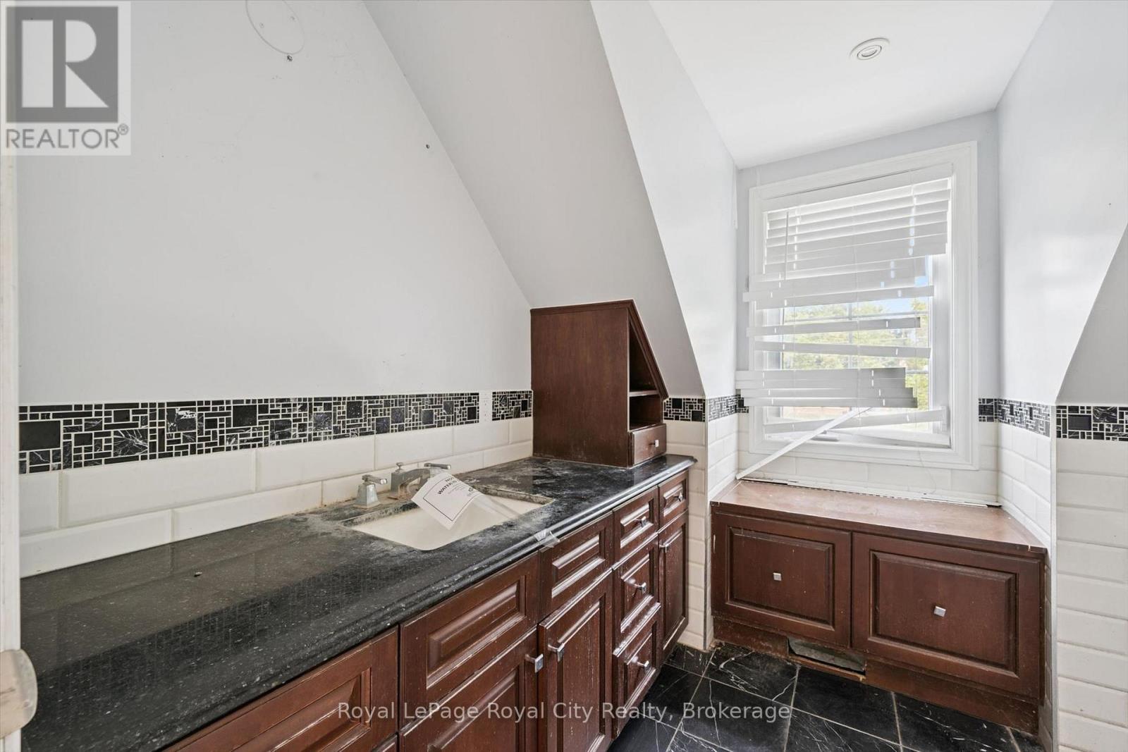 628 Willow Road, Guelph (Willow West/Sugarbush/West Acres), ON - Indoor Photo Showing Bathroom