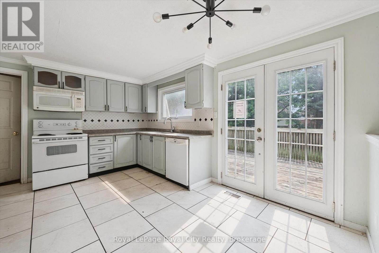 628 Willow Road, Guelph (Willow West/Sugarbush/West Acres), ON - Indoor Photo Showing Kitchen
