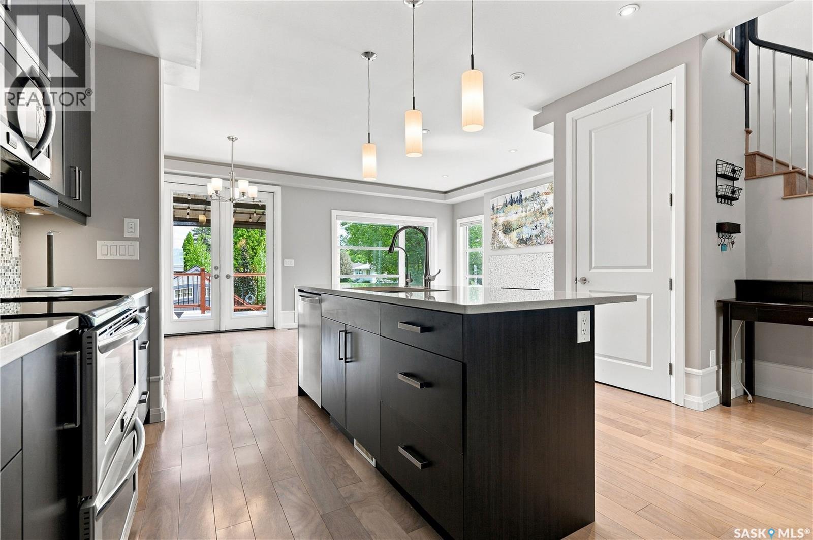 1623 Broadway Avenue, Saskatoon, SK - Indoor Photo Showing Kitchen With Upgraded Kitchen