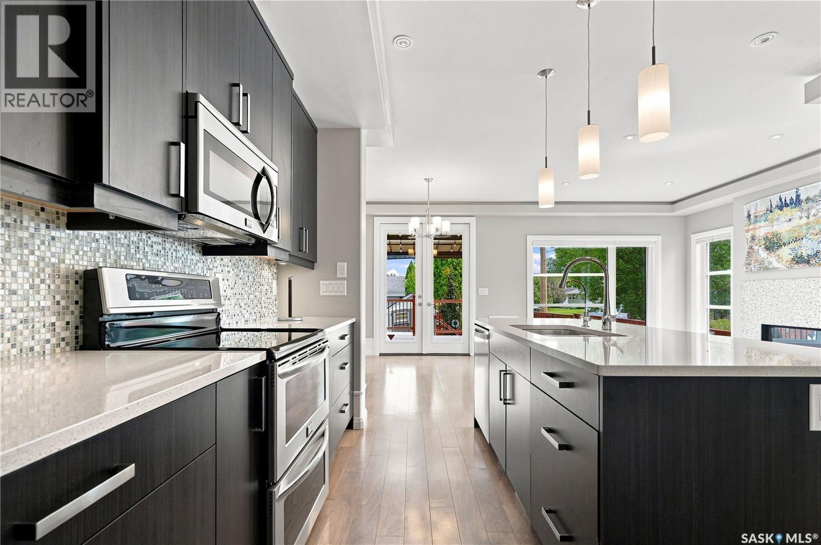 1623 Broadway Avenue, Saskatoon, SK - Indoor Photo Showing Kitchen With Upgraded Kitchen