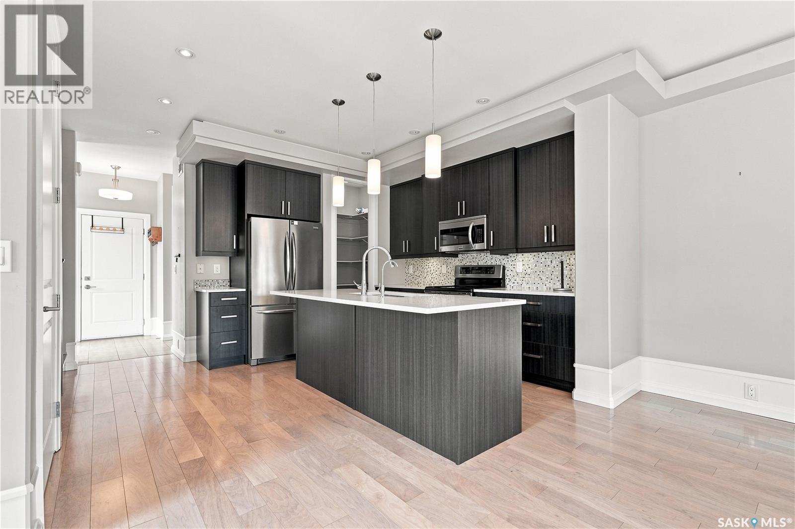 1623 Broadway Avenue, Saskatoon, SK - Indoor Photo Showing Kitchen With Stainless Steel Kitchen With Upgraded Kitchen