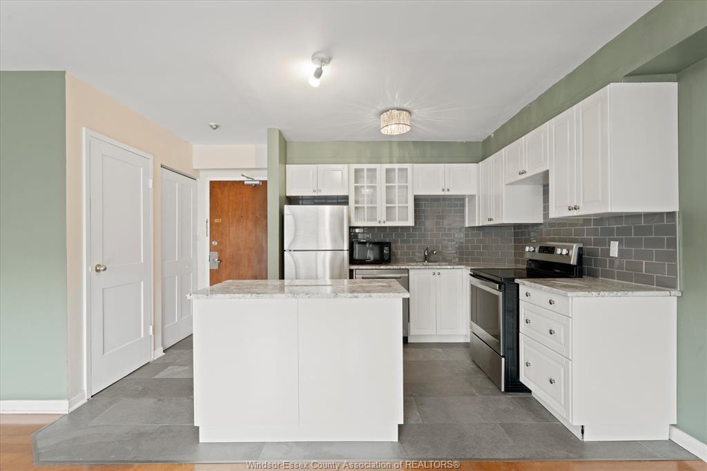 1110-8591 Riverside Drive East, Windsor, ON - Indoor Photo Showing Kitchen