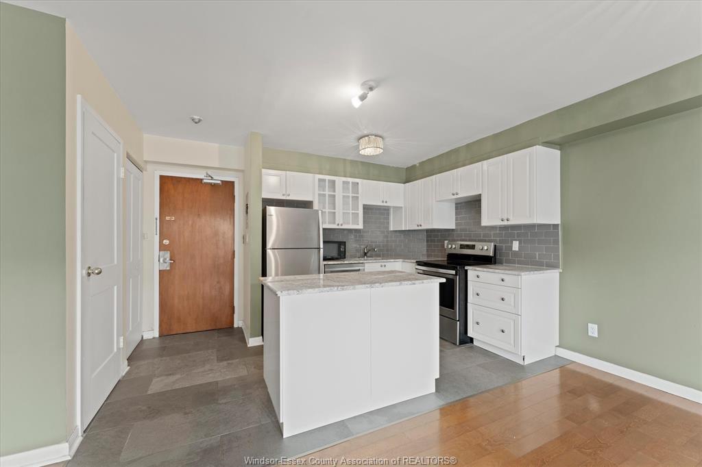 1110-8591 Riverside Drive East, Windsor, ON - Indoor Photo Showing Kitchen