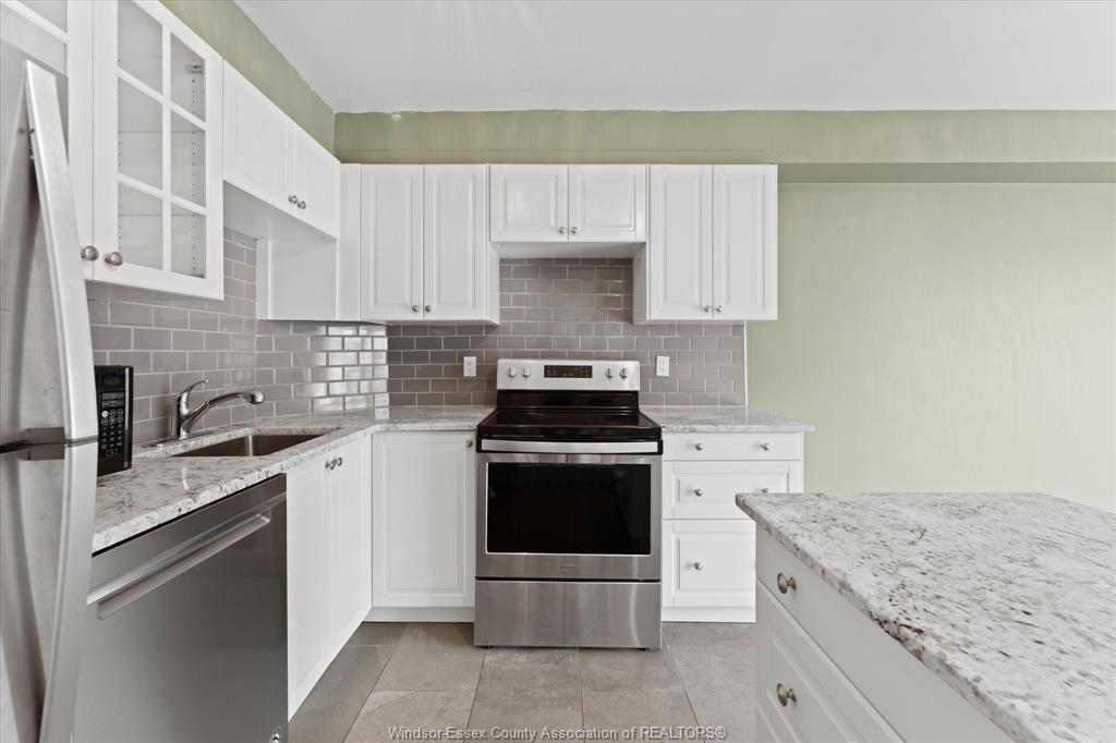1110-8591 Riverside Drive East, Windsor, ON - Indoor Photo Showing Kitchen With Upgraded Kitchen