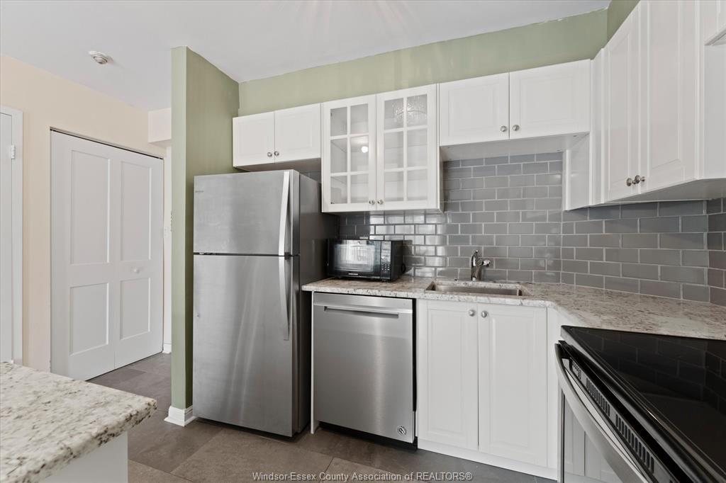1110-8591 Riverside Drive East, Windsor, ON - Indoor Photo Showing Kitchen