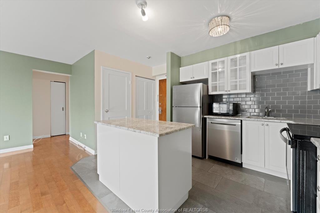 1110-8591 Riverside Drive East, Windsor, ON - Indoor Photo Showing Kitchen