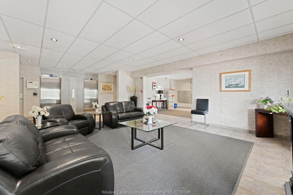 1110-8591 Riverside Drive East, Windsor, ON - Indoor Photo Showing Living Room