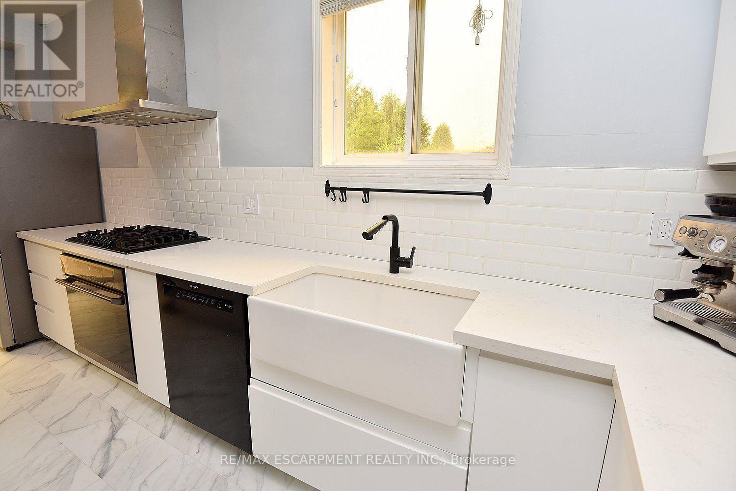 22 Moore Crescent, Hamilton, ON - Indoor Photo Showing Kitchen