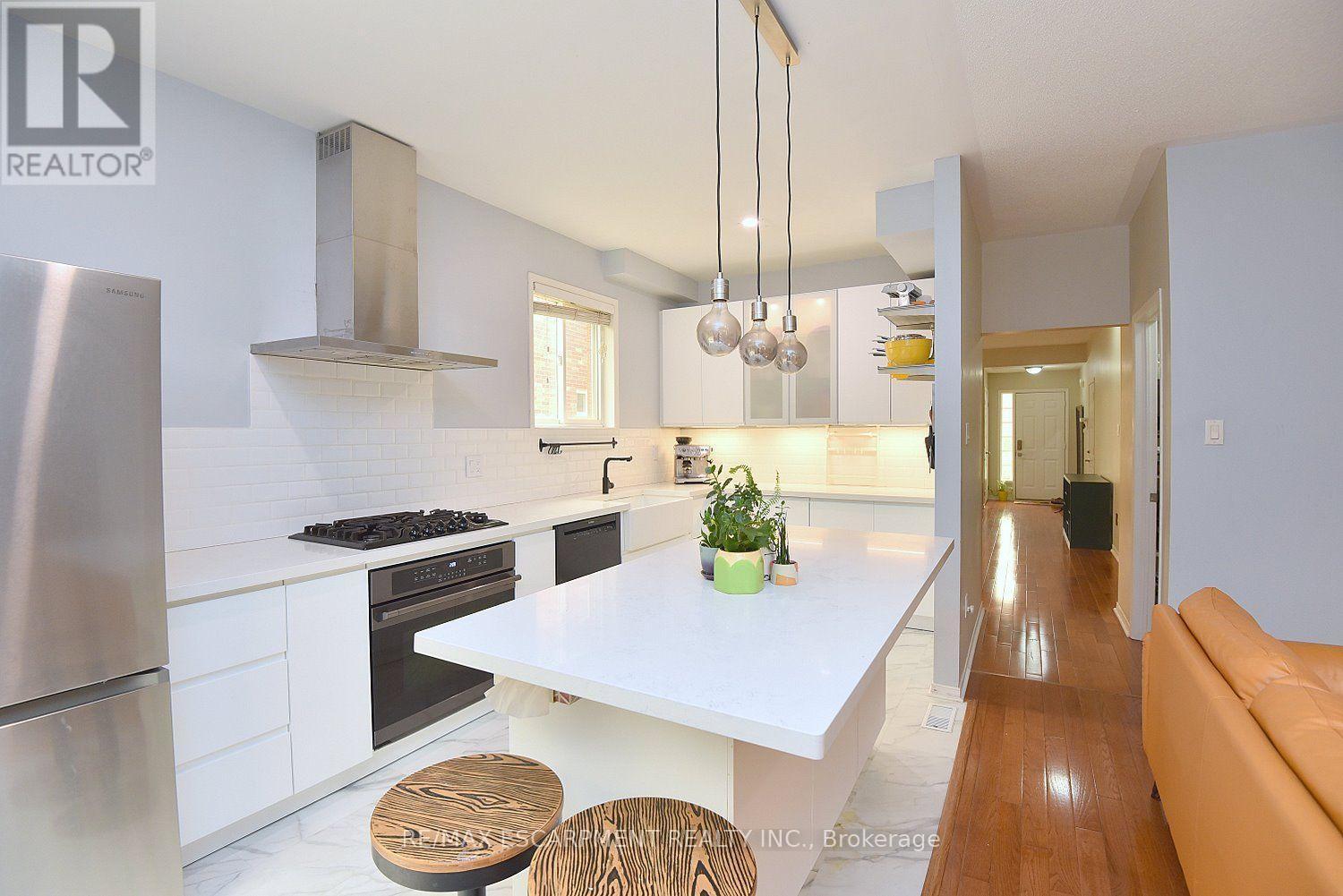 22 Moore Crescent, Hamilton, ON - Indoor Photo Showing Kitchen With Upgraded Kitchen