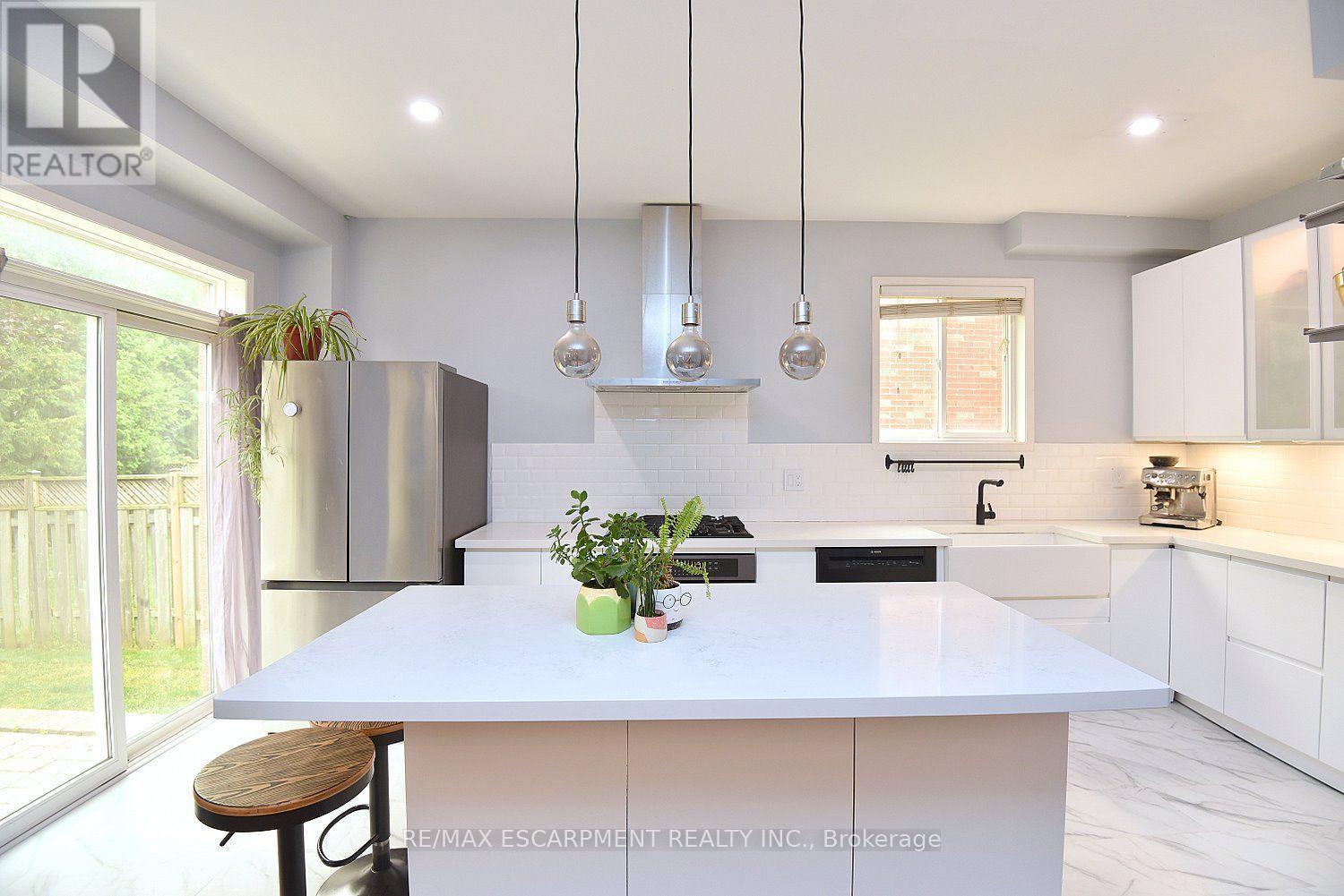 22 Moore Crescent, Hamilton, ON - Indoor Photo Showing Kitchen With Upgraded Kitchen