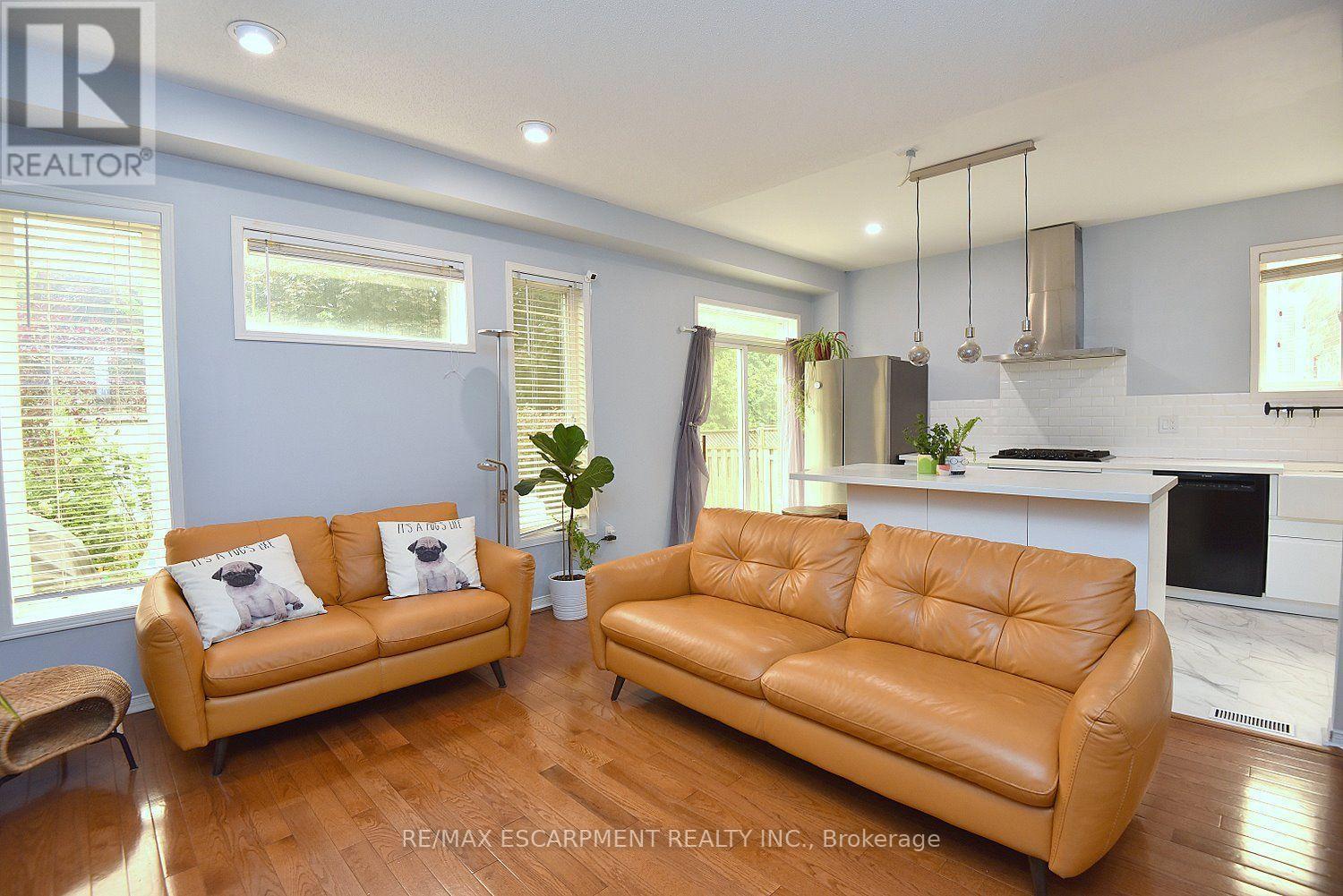 22 Moore Crescent, Hamilton, ON - Indoor Photo Showing Living Room