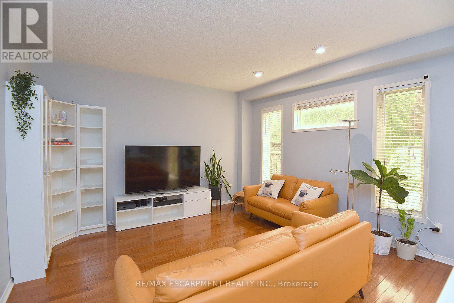 22 Moore Crescent, Hamilton, ON - Indoor Photo Showing Living Room