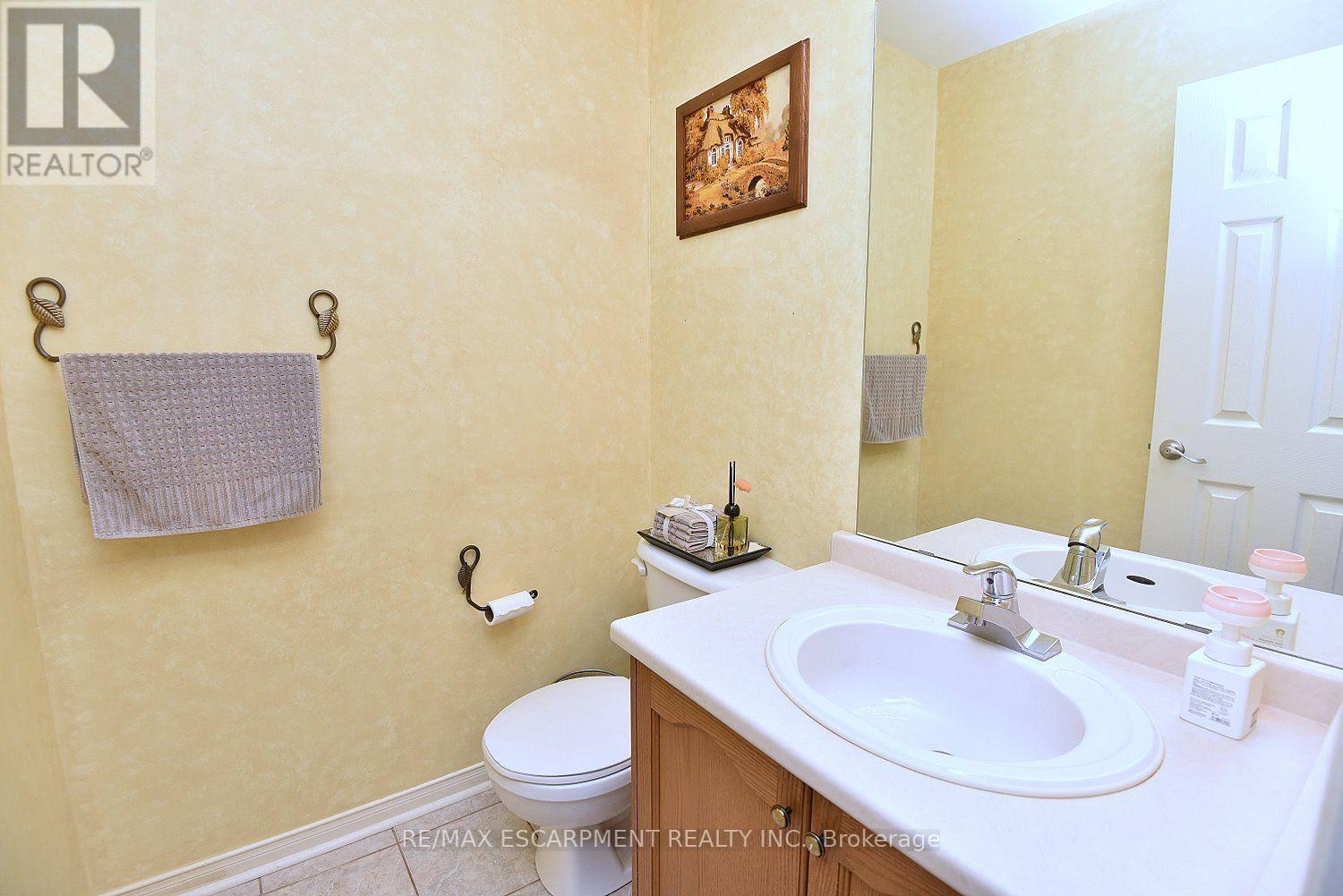 22 Moore Crescent, Hamilton, ON - Indoor Photo Showing Bathroom