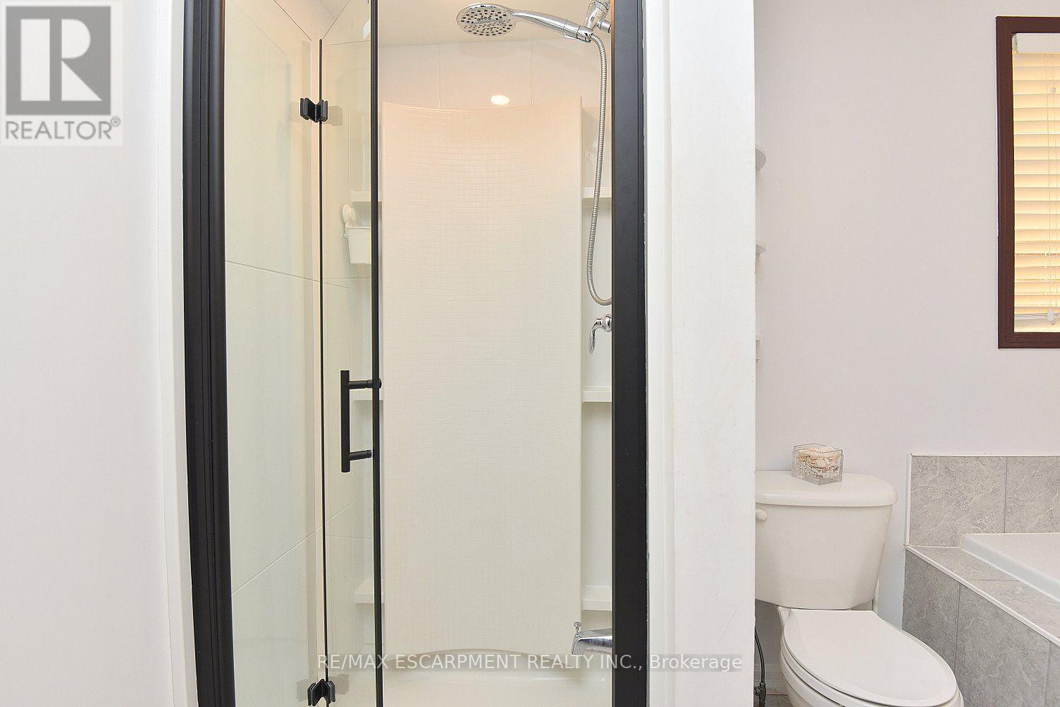 22 Moore Crescent, Hamilton, ON - Indoor Photo Showing Bathroom