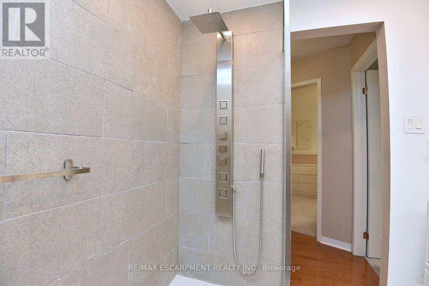 22 Moore Crescent, Hamilton, ON - Indoor Photo Showing Bathroom
