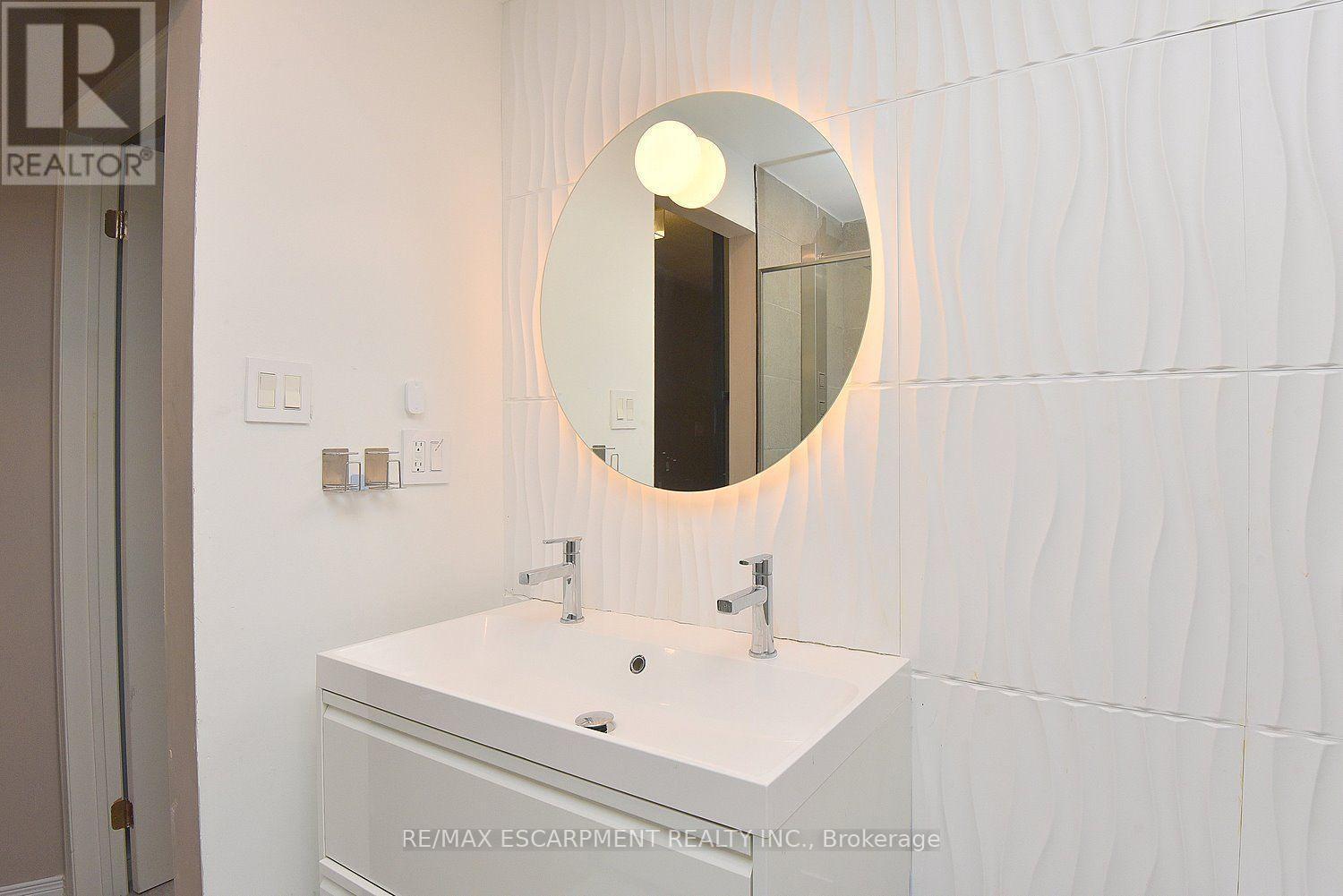 22 Moore Crescent, Hamilton, ON - Indoor Photo Showing Bathroom