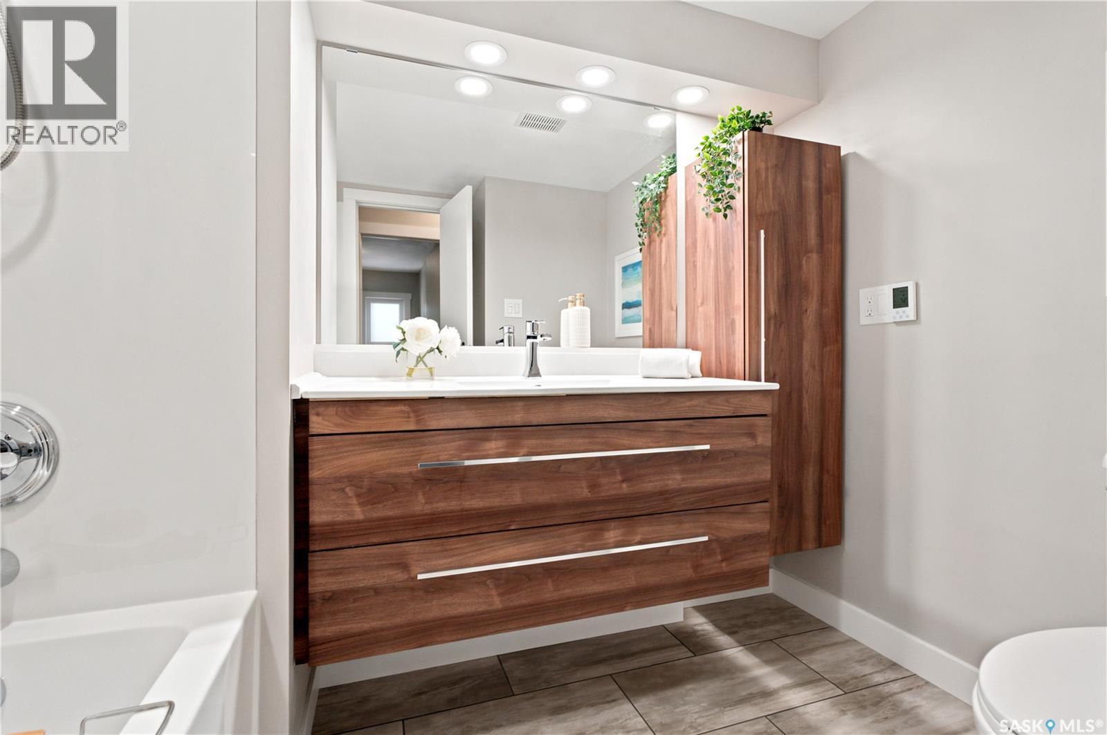 105 410 Main Street, Saskatoon, SK - Indoor Photo Showing Bathroom