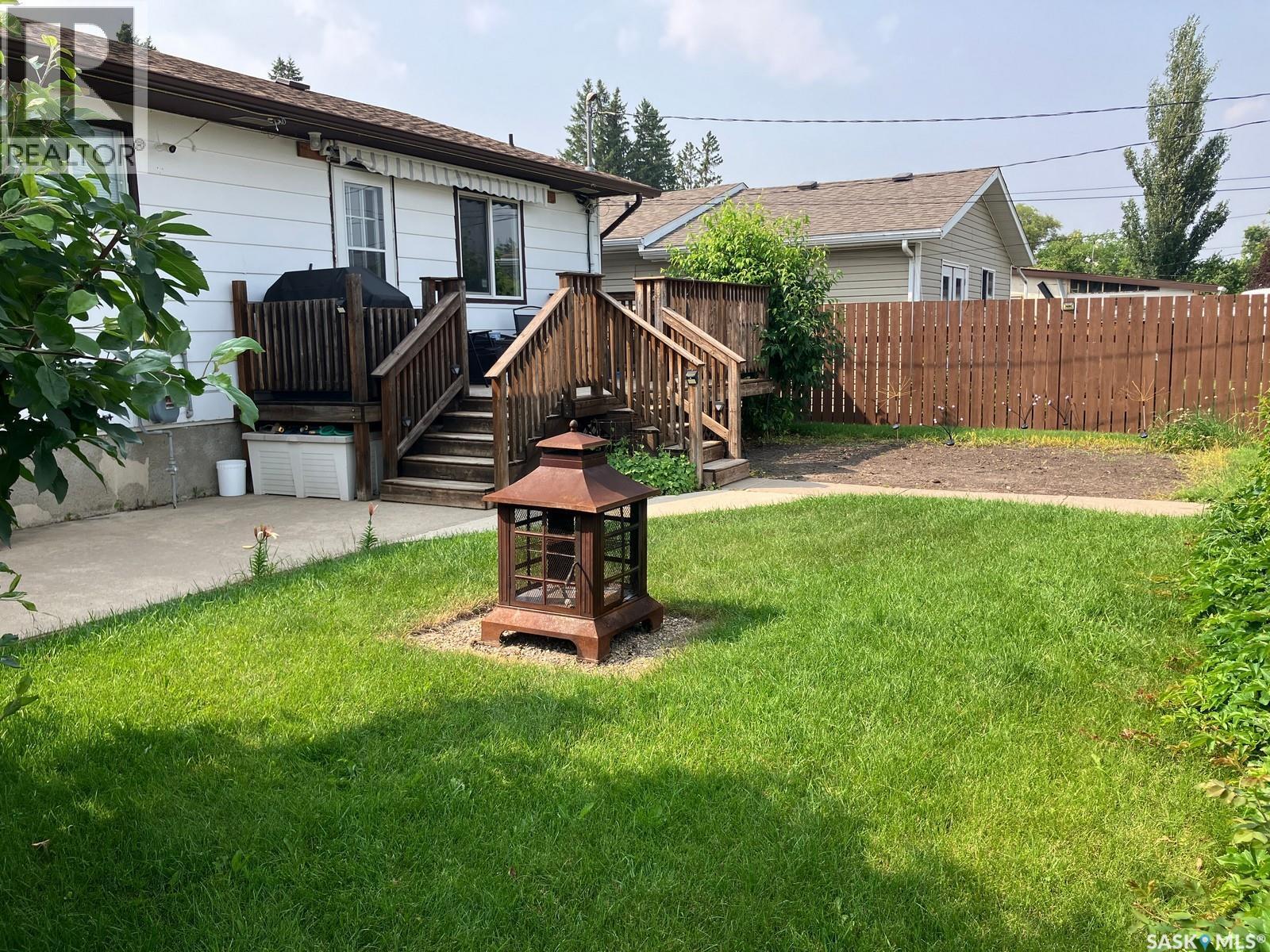 1103 3Rd Street W, Nipawin, SK - Outdoor With Deck Patio Veranda