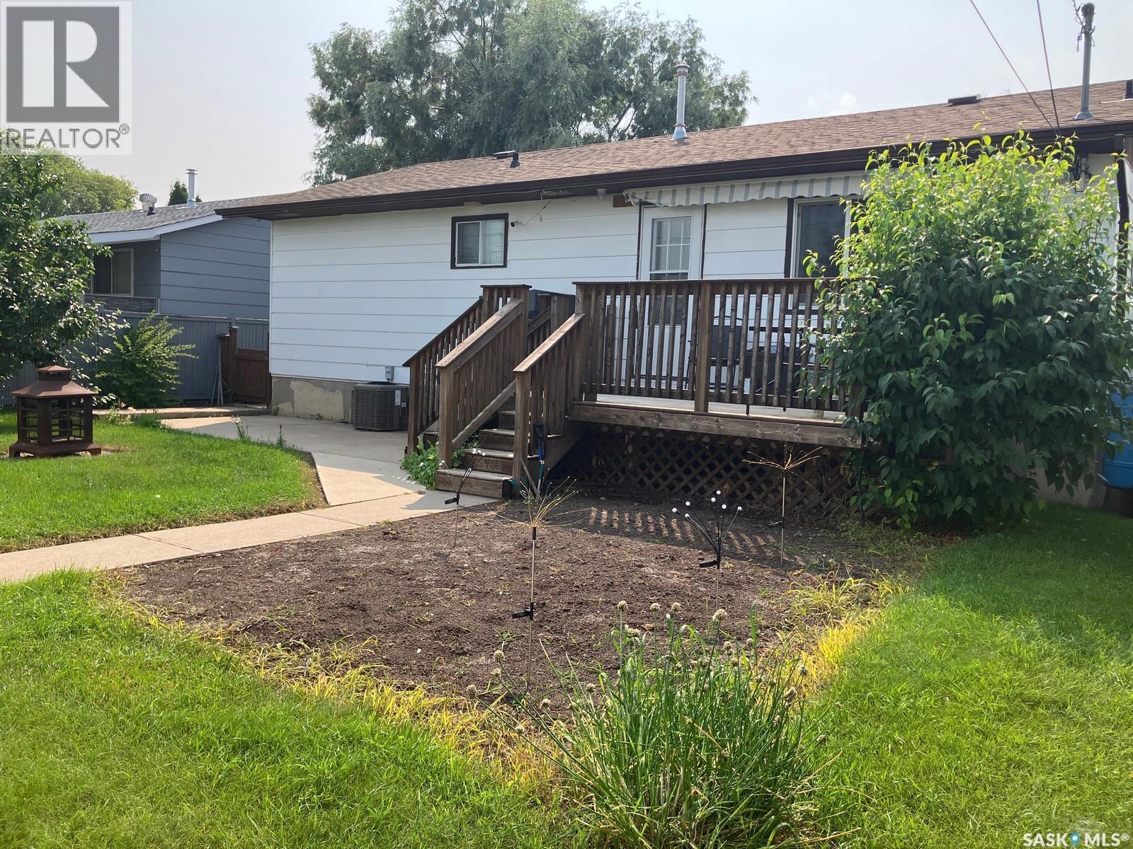 1103 3Rd Street W, Nipawin, SK - Outdoor With Deck Patio Veranda