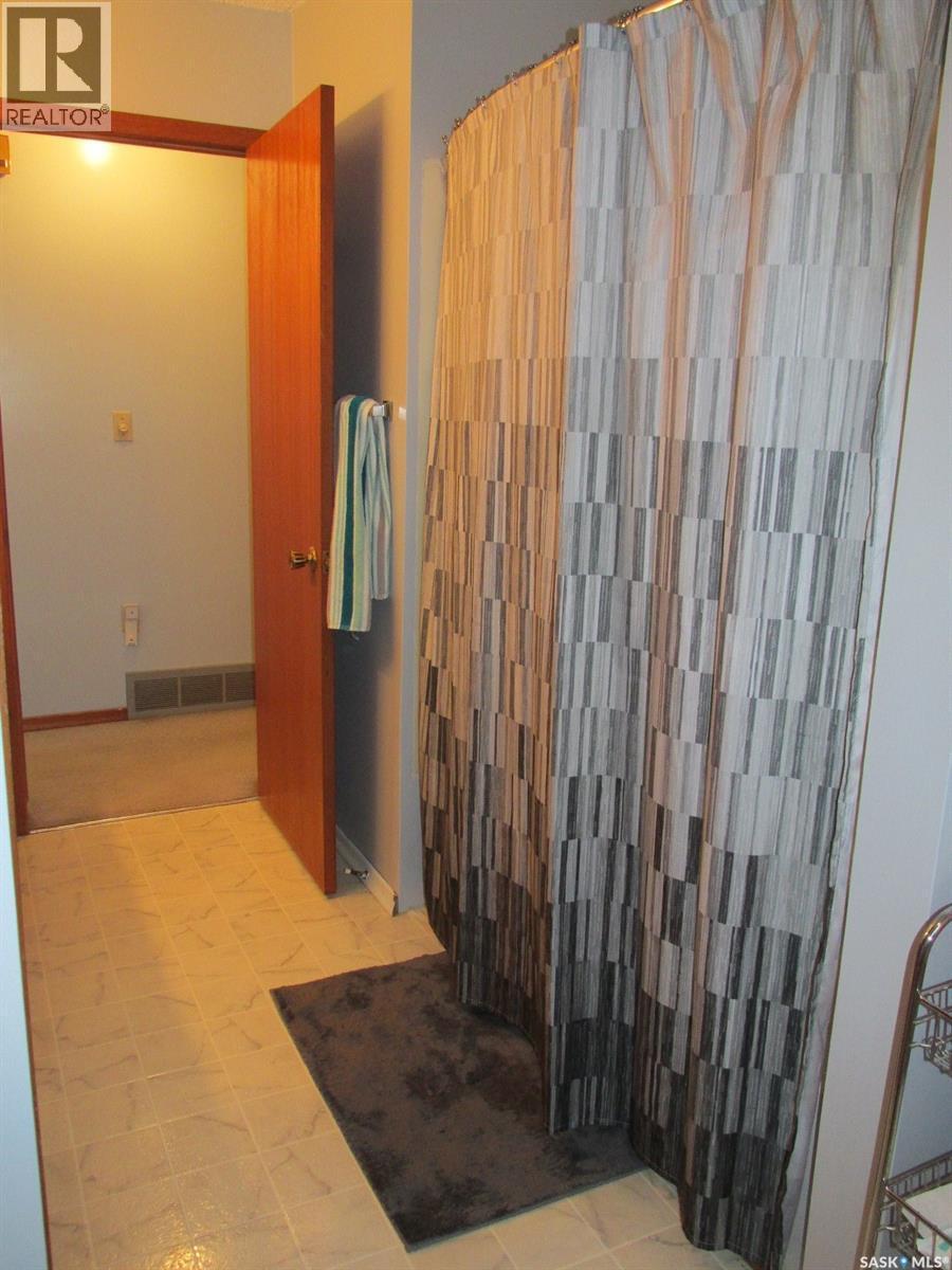 1103 3Rd Street W, Nipawin, SK - Indoor Photo Showing Bathroom