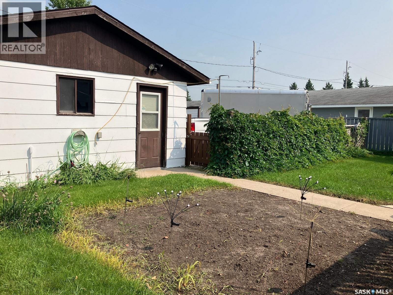 1103 3Rd Street W, Nipawin, SK - Outdoor