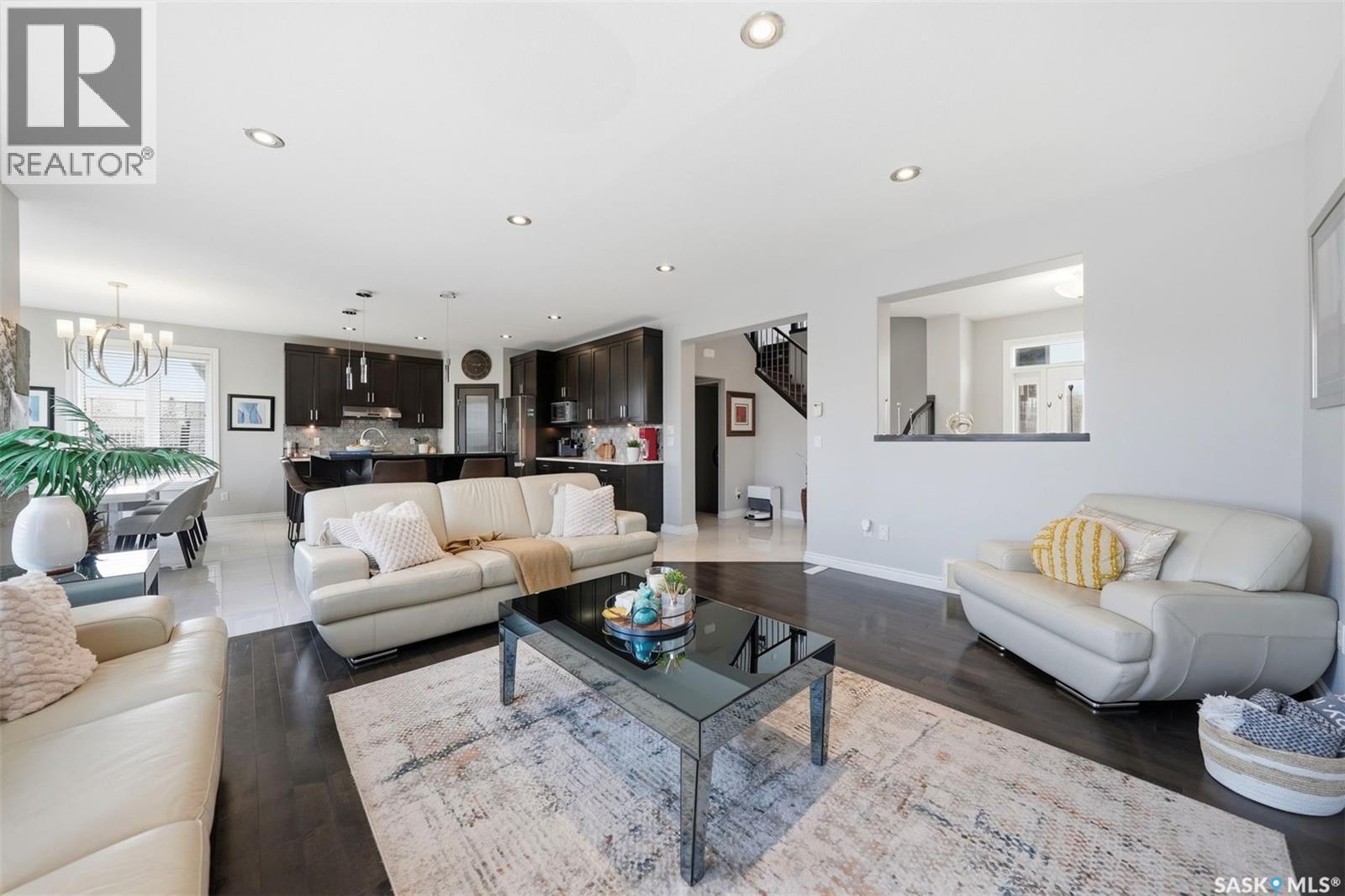 107 Schumacher Bay, Saskatoon, SK - Indoor Photo Showing Living Room