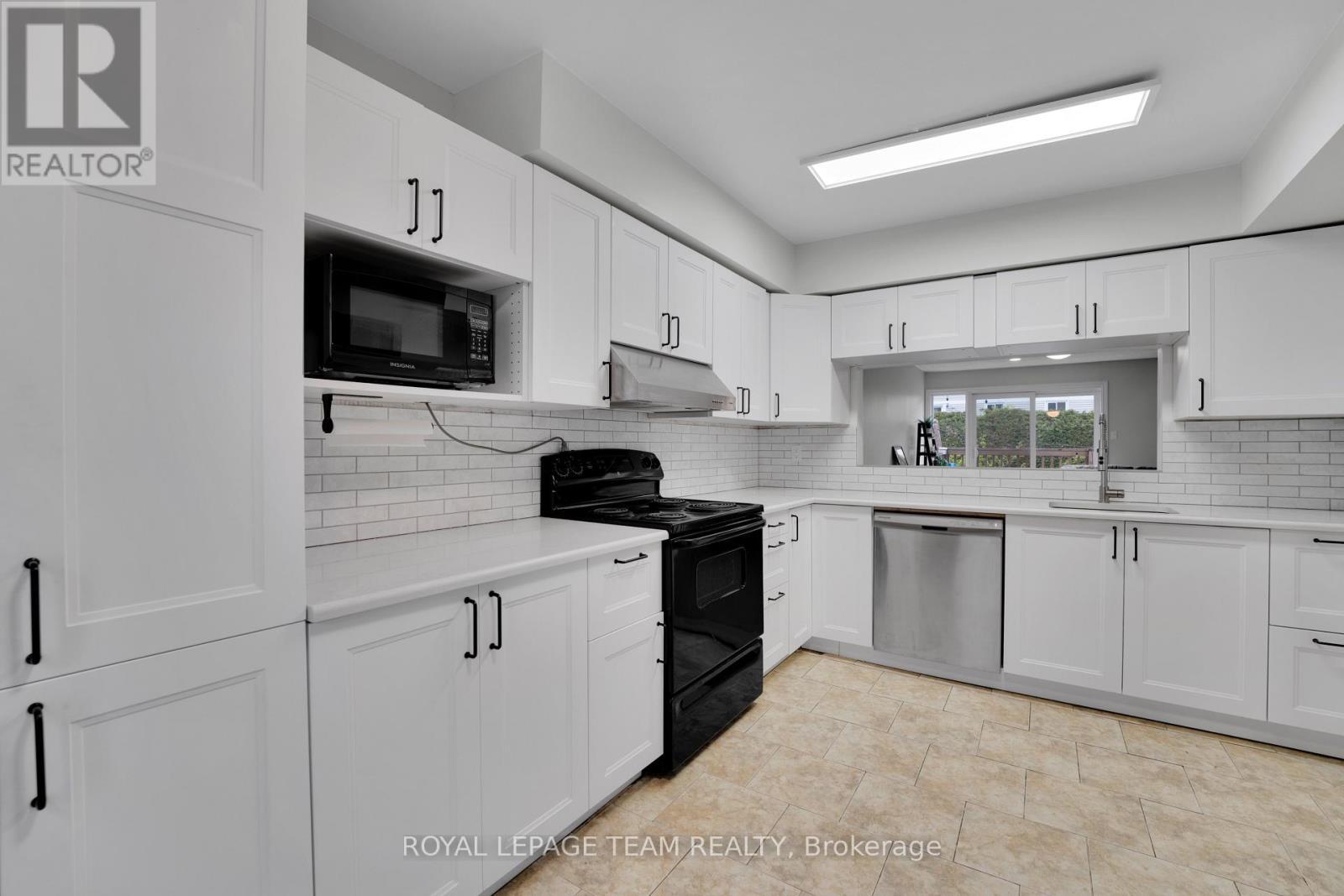 282 Dalehurst Drive, Ottawa, ON - Indoor Photo Showing Kitchen With Upgraded Kitchen