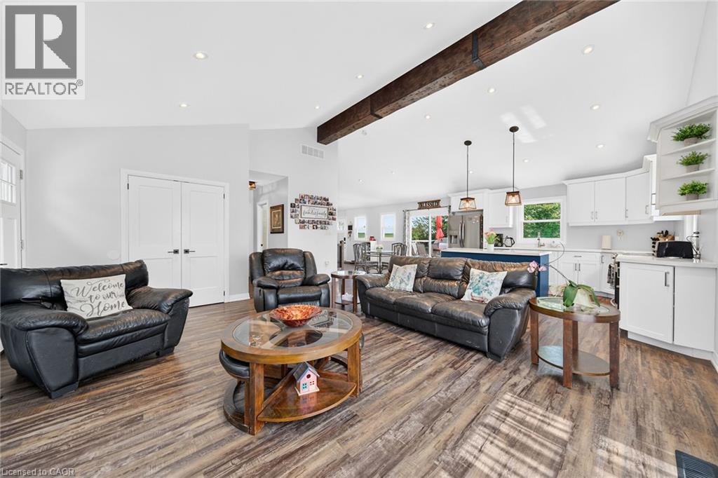 967 4Th Line, Caledonia, ON - Indoor Photo Showing Living Room