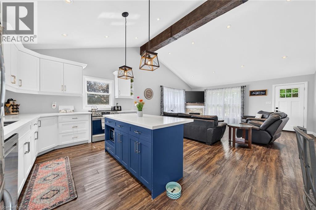 967 4Th Line, Caledonia, ON - Indoor Photo Showing Kitchen With Upgraded Kitchen