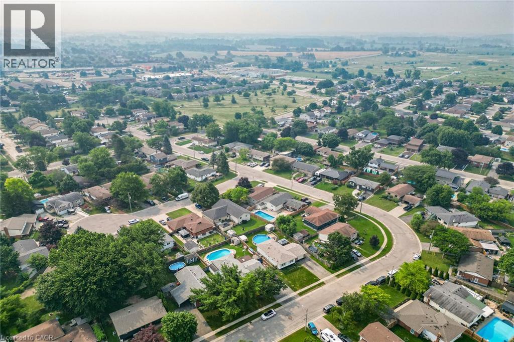 Residential neighborhood with mature trees and a curved street layout - 186 Glenmor Drive, Caledonia, ON - Outdoor With View
