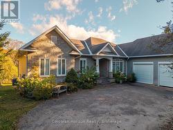 Double garage with additional space for workshop - 