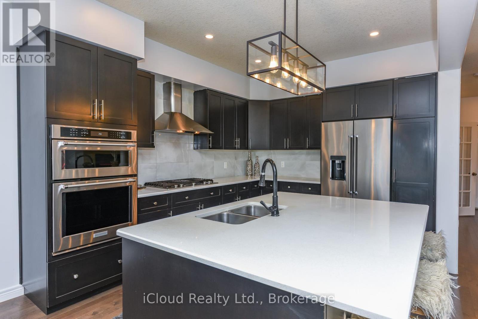 132 Drone Crescent, Guelph, ON - Indoor Photo Showing Kitchen With Double Sink With Upgraded Kitchen