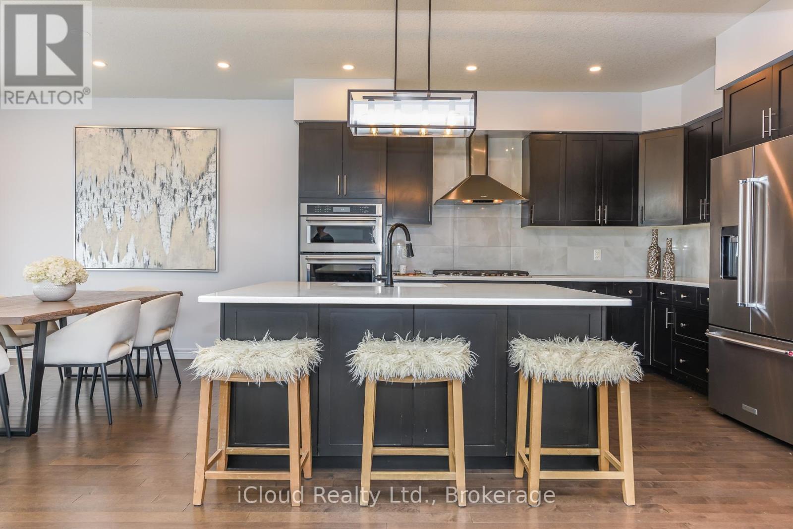 132 Drone Crescent, Guelph, ON - Indoor Photo Showing Kitchen With Upgraded Kitchen