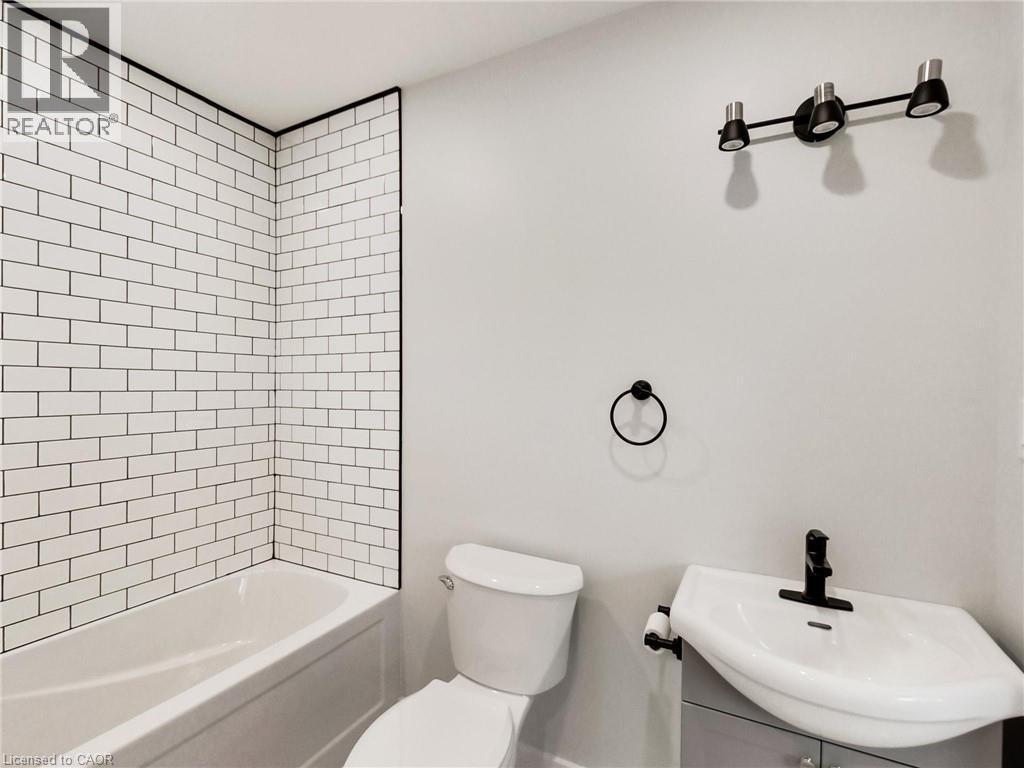 67 Cope Street, Hamilton, ON - Indoor Photo Showing Bathroom
