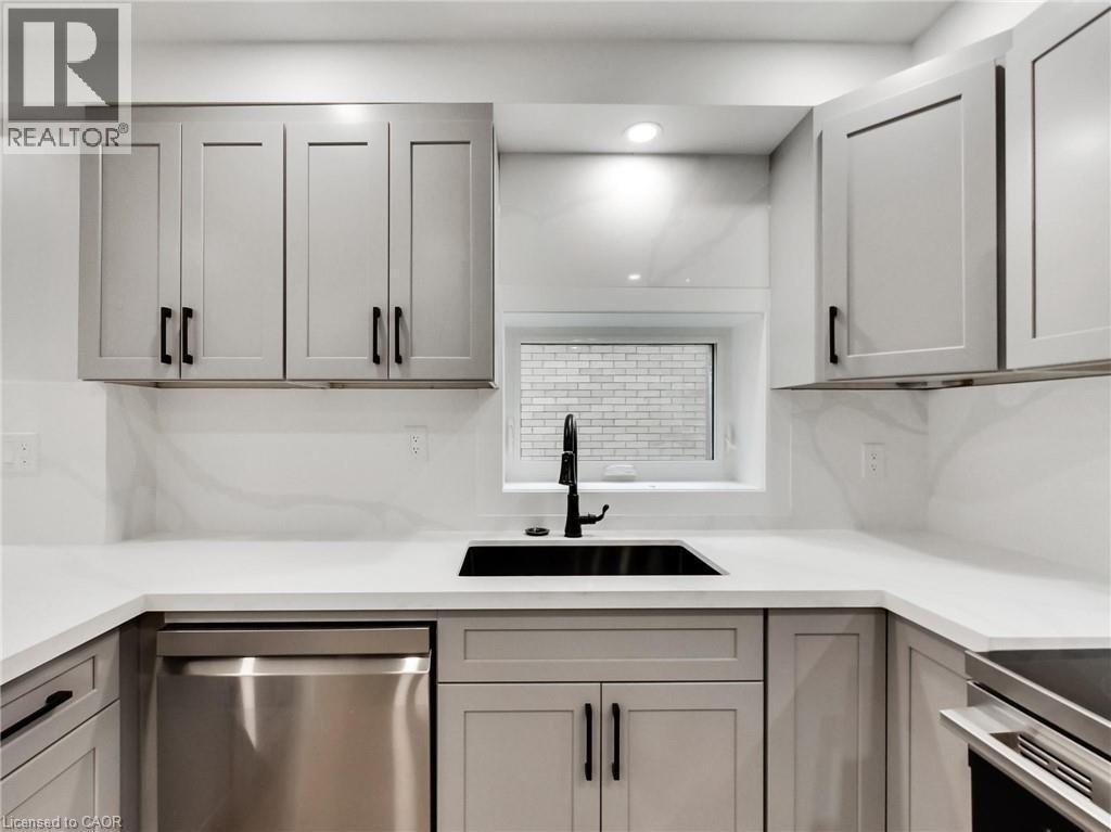 67 Cope Street, Hamilton, ON - Indoor Photo Showing Kitchen