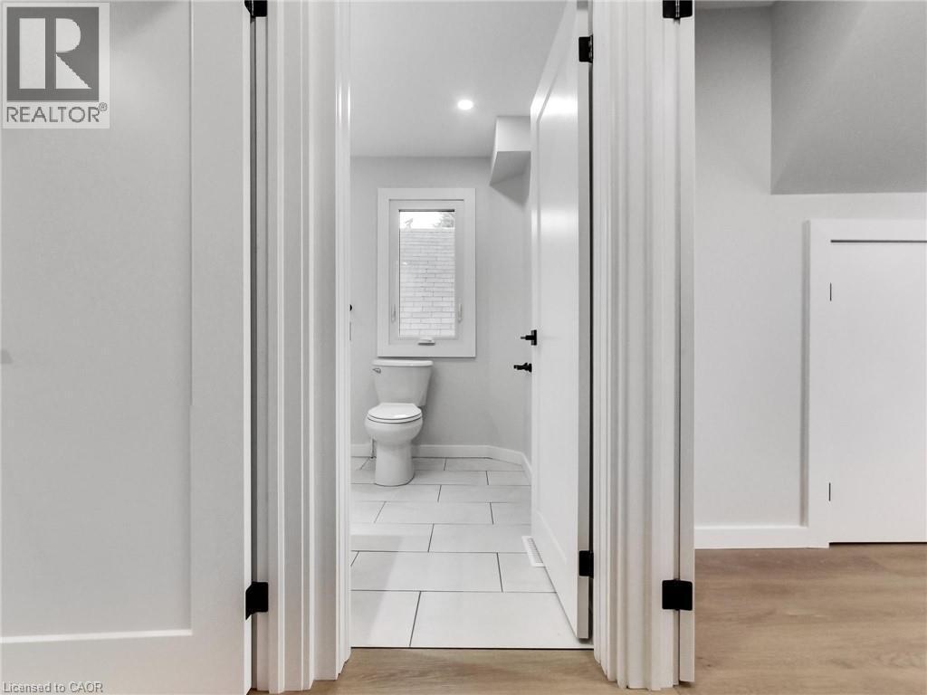 67 Cope Street, Hamilton, ON - Indoor Photo Showing Bathroom