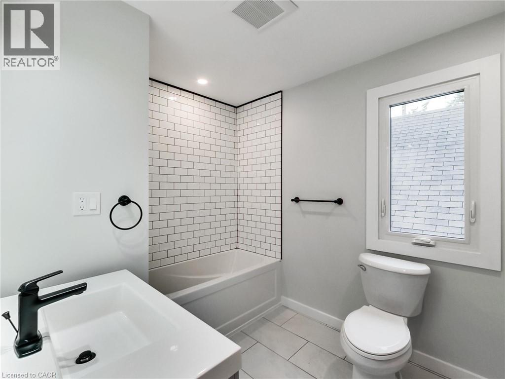 67 Cope Street, Hamilton, ON - Indoor Photo Showing Bathroom