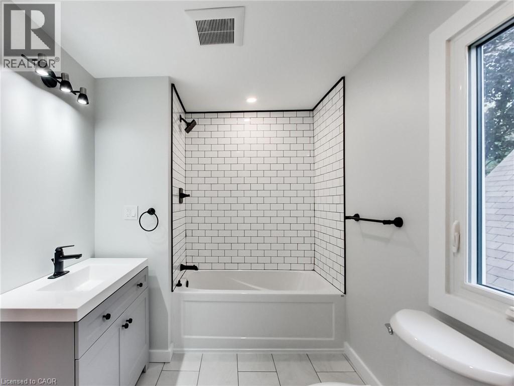 67 Cope Street, Hamilton, ON - Indoor Photo Showing Bathroom