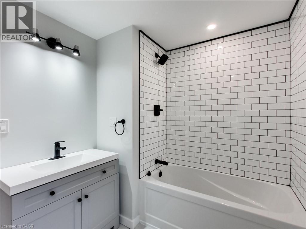 67 Cope Street, Hamilton, ON - Indoor Photo Showing Bathroom